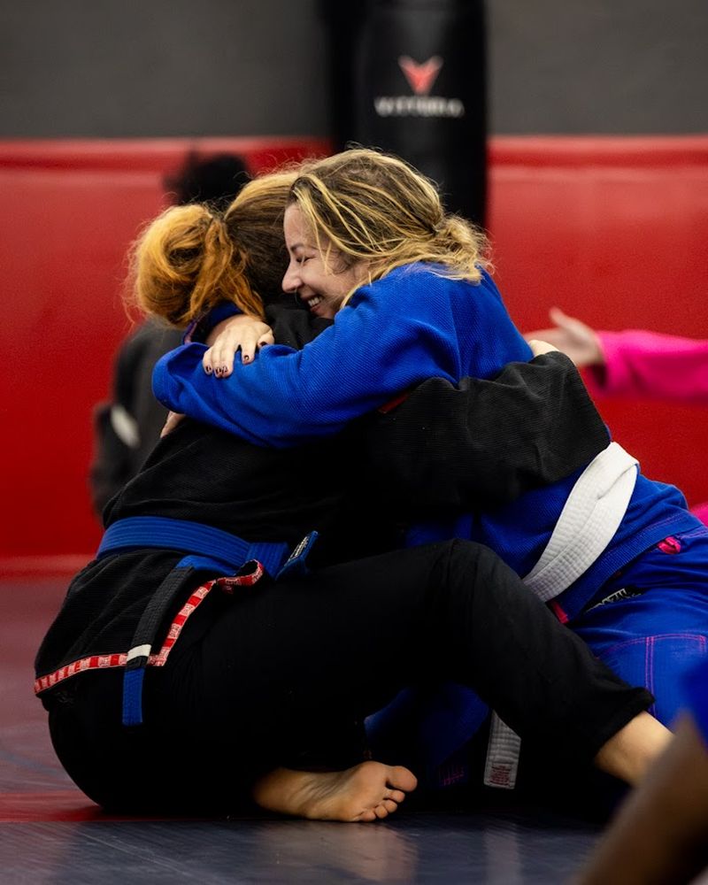 Alunas de Jiu-Jitsu se abraçando na Vittoria